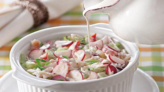 Окрошка на кефире с крабовым мясом