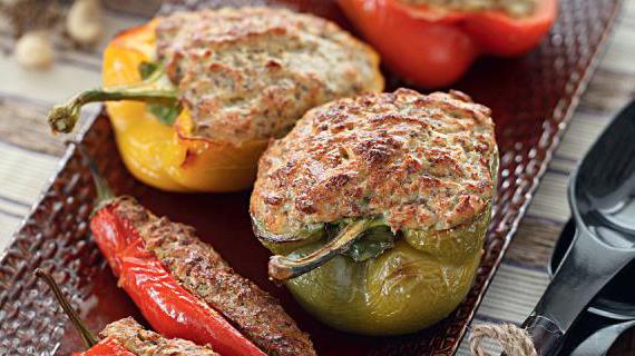 Оригинальные фаршированные перцы с мясом, картофелем и пряностями