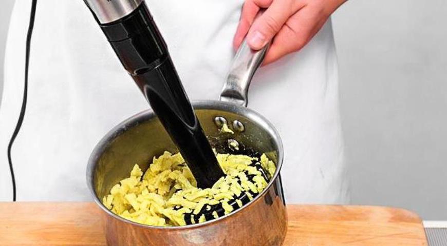 Переложите пюре в кондитерский мешок с широкой насадкой. Аккуратно выдавите спирали на каждую мясную капкейк. Украсьте блюдо мелко нарезанным шнитт-луком для дополнительного аромата и цвета.