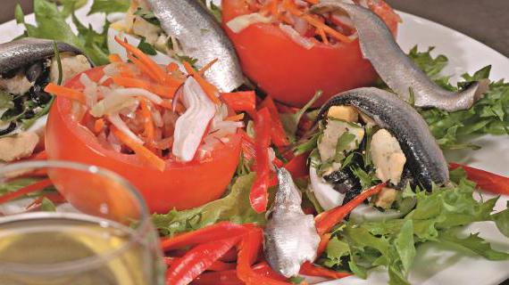 Оригинальный летний салат по-испански с крабовым мясом и хамсой