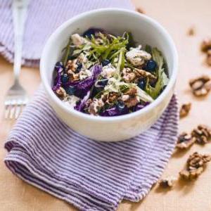 Оригинальный летний салат с черникой и сыром Блё д Овернь