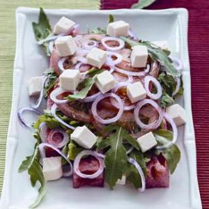Оригинальный салат из арбуза с козьим сыром и руколой
