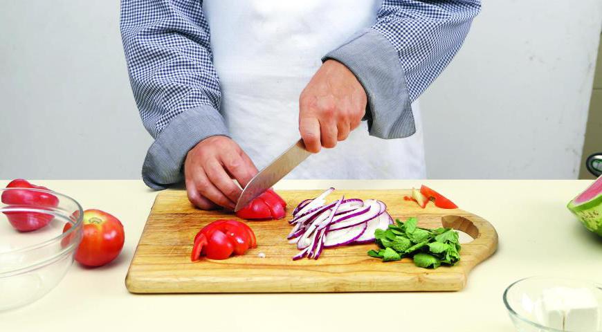 Лук порежьте тонкими полукольцами, помидоры — средними дольками. Мяту нашинкуйте максимально тонко, отбросив жесткие стебли.