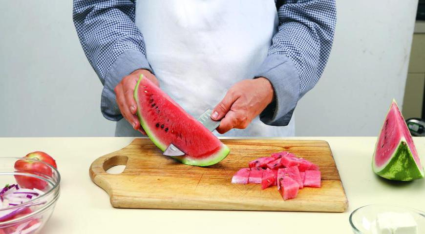 Снимите кожуру с арбуза и нарежьте его мякоть кусками одинакового размера, предварительно удалив семена.