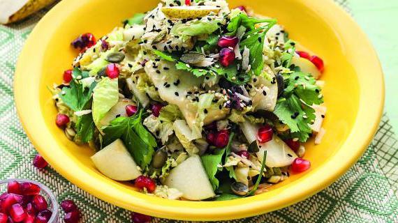 Оригинальный салат с грушей, гранатом и кунжутом