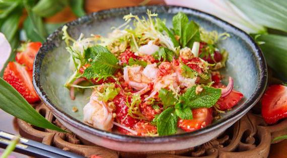 Оригинальный салат с клубникой, креветками и орехами кешью