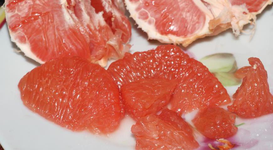 Аккуратно очистите грейпфрут от кожуры, разделите на дольки и удалите белые перегородки. Мякоть осторожно разберите руками на небольшие кусочки, чтобы сохранить текстуру.
