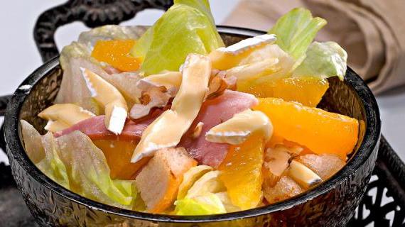 Осенний салат с ветчиной, мандаринами и гренками