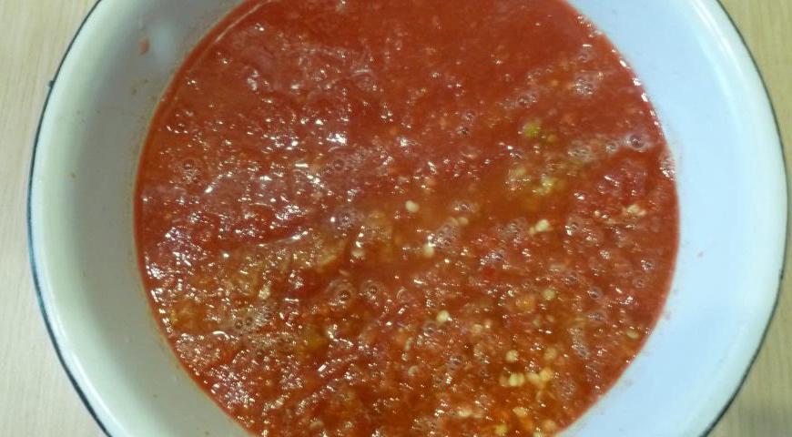 Пропустите через мясорубку подготовленный перец, помидоры и очищенный чеснок до получения однородной массы.