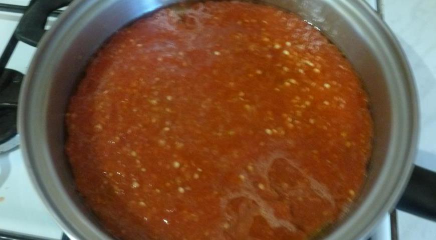 В сотейнике разогрейте растительное масло, выложите смесь и варите на среднем огне около 30 минут, периодически помешивая, до загустения. Остудите перед употреблением или расфасовкой по баночкам.