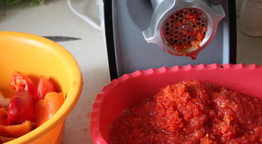 Используя блендер или мясорубку, измельчите подготовленные овощи до однородной массы.