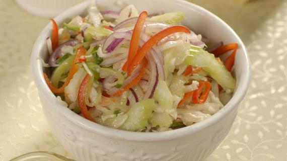 Острый овощной салат с пряным и насыщенным вкусом