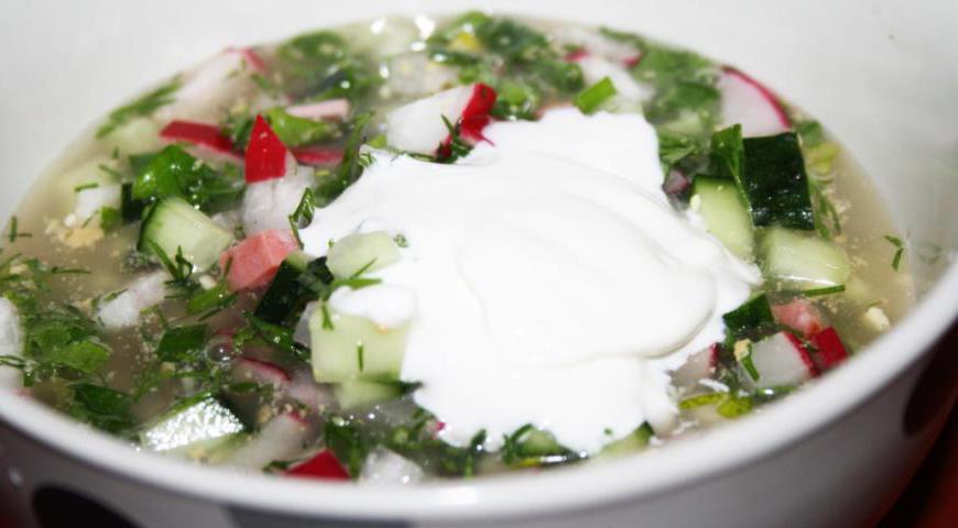 Перед подачей добавьте сметану по вкусу. Можно украсить свежими травами и подавать в охлажденном виде.