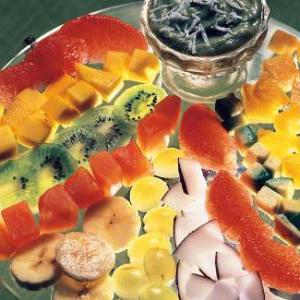 Освежающий фруктовый салат с кокосовым соусом