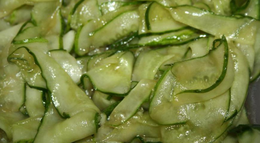 В отдельной миске смешайте рисовый уксус, соевый соус, кунжутное масло и сахар до полного растворения сахара. Залейте полученной заправкой огурцы и хорошо перемешайте, чтобы все ингредиенты равномерно пропитались.