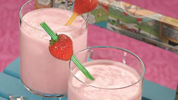 Освежающий клубничный ласси – идеальный летний напиток