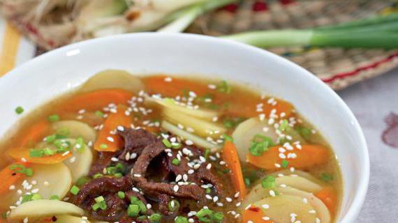 Освежающий летний мясной суп с говядиной и овощами