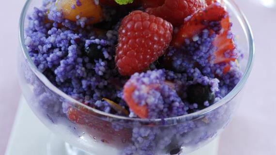 Освежающий летний салат с кускусом, ягодами и абрикосами