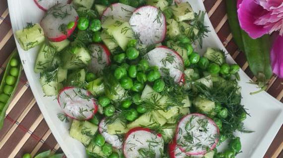 Освежающий летний салат с молодым горошком, огурцами и редисом