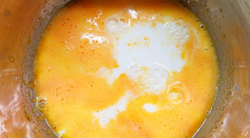 Добавляем молоко и варим на среднем огне до 85°C, постоянно помешивая, пока масса немного загустеет.