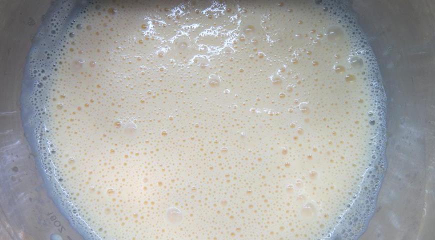 Желатин замачиваем в воде, нагреваем до растворения и вливаем в горячую желтковую смесь, помешивая.