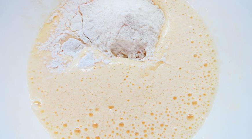 Добавляем растительное масло, просеянную муку и разрыхлитель. Перемешиваем на маленьких оборотах до однородности.