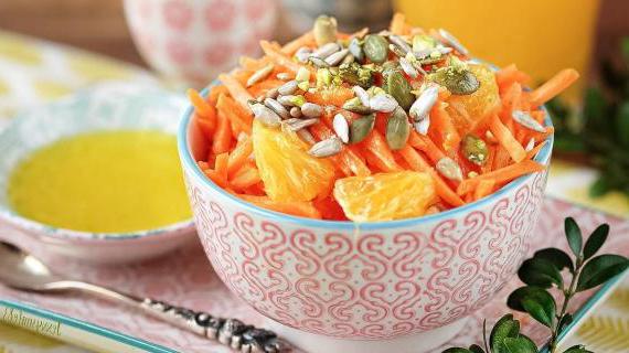Освежающий морковный салат с цитрусовым соусом, фисташками и смесью семян
