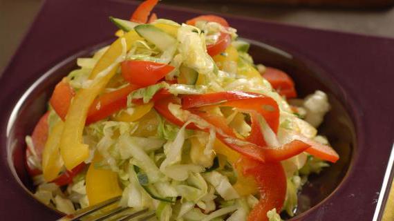 Освежающий салат из молодой капусты с овощами и кунжутной заправкой