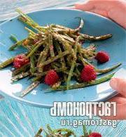 Освежающий салат из зелёной фасоли с ягодами дикой малины