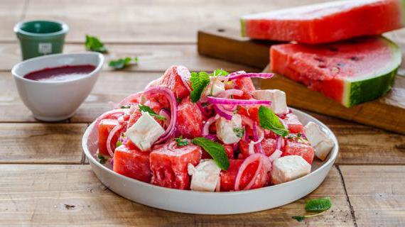 Освежающий салат с арбузом, брынзой и маринованным крымским луком