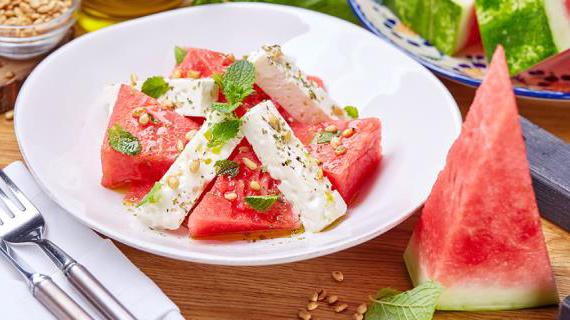 Освежающий салат с арбузом и фетой – летнее лакомство для гурманов