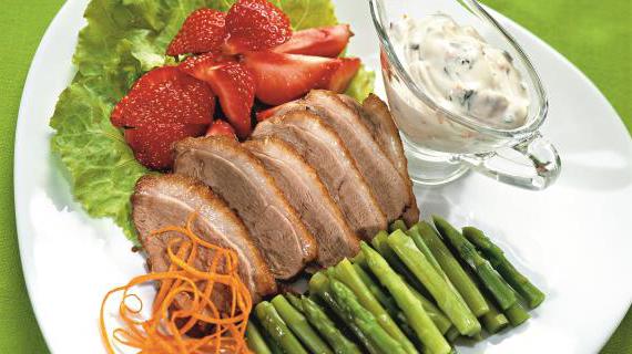 Освежающий салат с клубникой и уткой