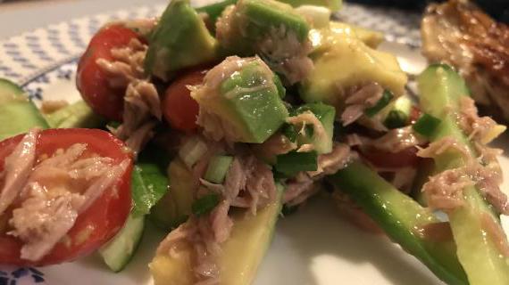 Освежающий салат с консервированным тунцом, авокадо и овощами