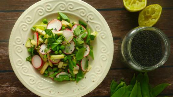 Освежающий салат с зеленым горошком, кунжутом и фруктовой ноткой