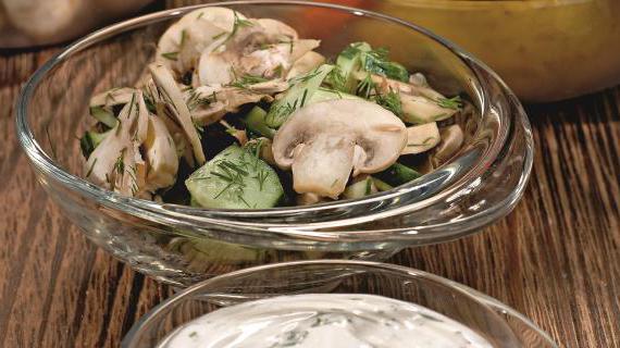 Освежающий овощной салат с шампиньонами и свежими огурцами