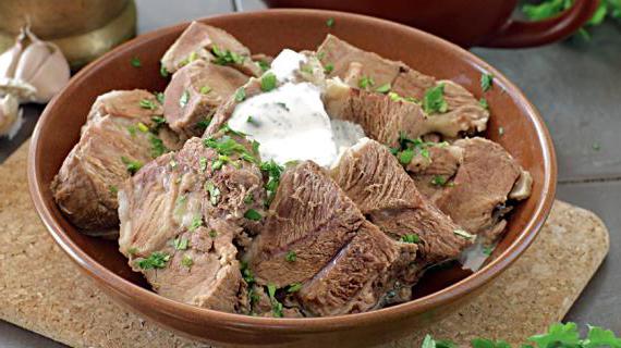 Отварное мясо с ароматным чесночным соусом