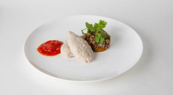 Паровые куриные котлеты с красным рисом и ароматным соусом лечо
