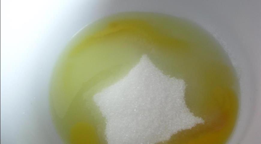 В глубокую миску разбиваем куриное яйцо, добавляем сахар, жидкий мед и растительное масло.