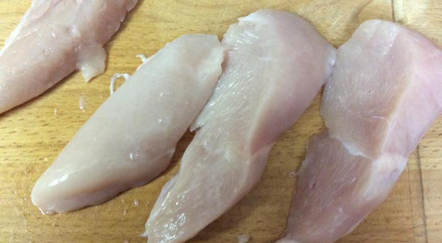 Куриное филе промойте, обсушите бумажными полотенцами и нарежьте крупными кусками по диагонали.