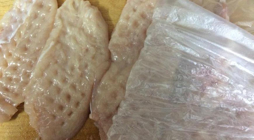 Отбейте мясо кухонным молотком, слегка его расплющивая, но не повреждая структуру.
