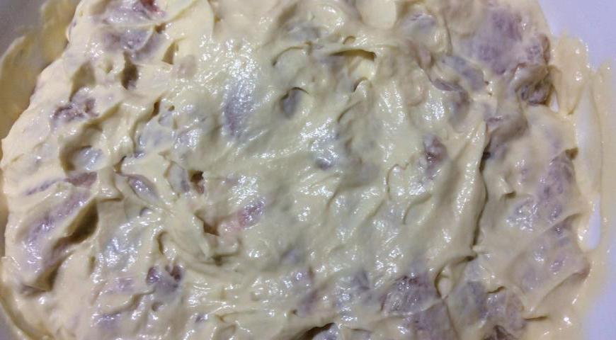 Положите подготовленные кусочки курицы в маринад и хорошо перемешайте, чтобы каждый кусок был покрыт смесью. Уберите в холодильник минимум на 1 час 20 минут.