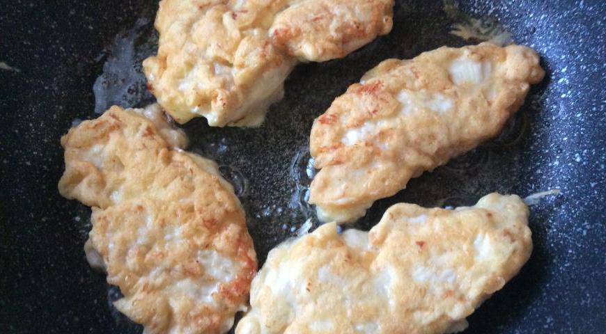 Обжаривайте мясо на среднем огне до золотистой корочки с обеих сторон.