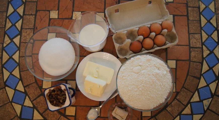 Подготовьте все необходимые продукты заранее, чтобы ничего не забыть в процессе замешивания теста.