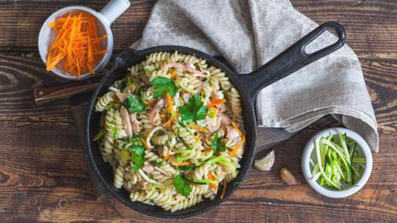 Спиральки с кальмарами и овощами — вкусный и полезный ужин на каждый день