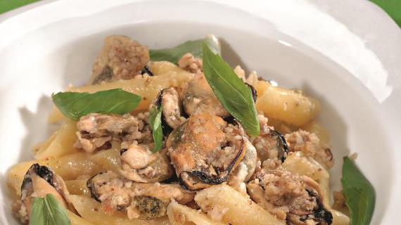 Пенне с морепродуктами и ароматным ореховым соусом
