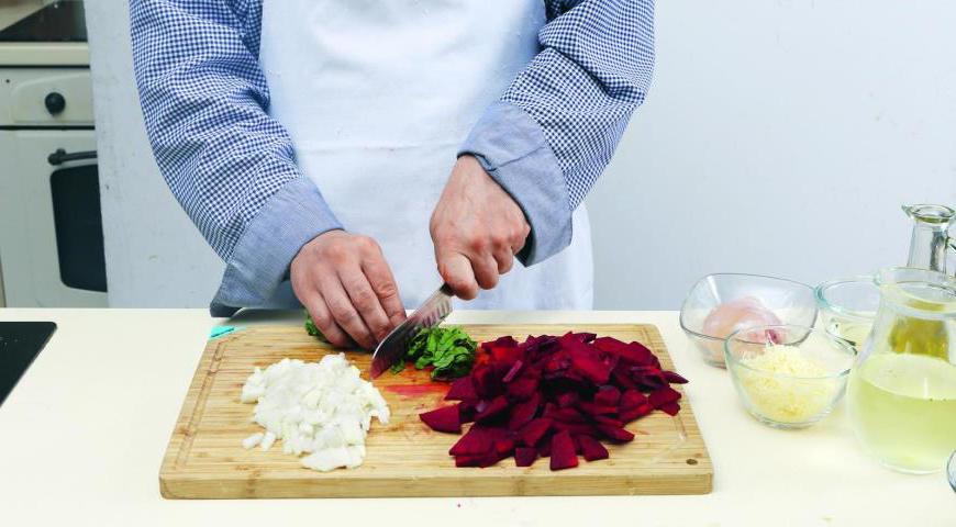 Начните с подготовки продуктов: очистите лук и нарежьте его мелкими кубиками, чтобы он равномерно распределился по всему блюду. Свеклу нужно очистить от кожуры, крупные корни разрезать на четыре части, а мелкие — пополам, затем нарезать тонкими ломтиками. Ботву свеклы также следует нарезать тонкими полосками для дополнительной текстуры.