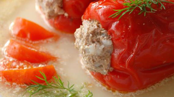 Перцы, фаршированные мясным фаршем в ароматном сметанно-томатном соусе — сытное и вкусное блюдо