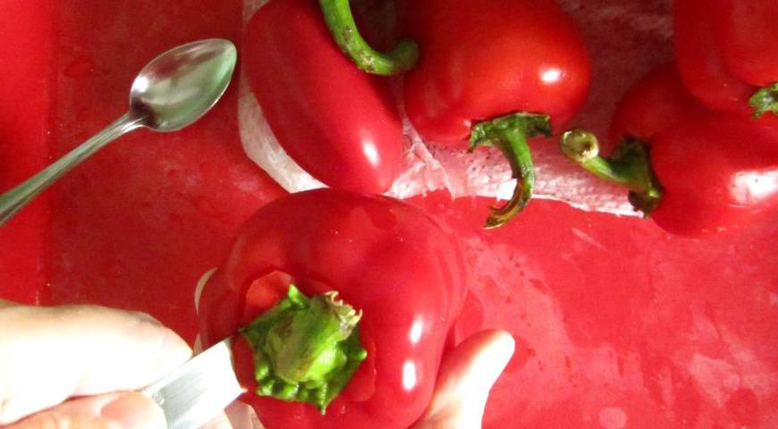 За 15–20 минут до начала приготовления достаньте мясо из холодильника, чтобы он немного согрелся до комнатной температуры. Тем временем перцы вымойте, удалите плодоножки, семена и внутренние перегородки при помощи чайной ложки.
