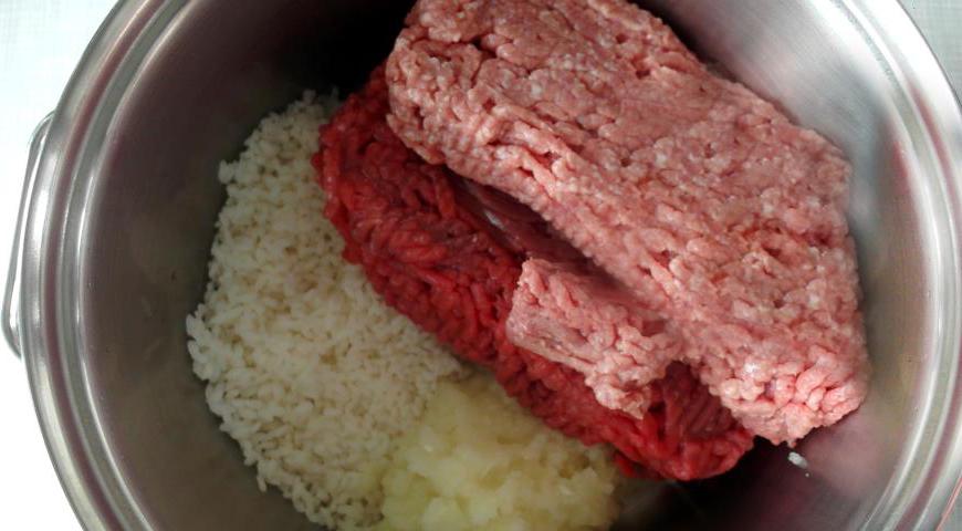 Добавьте в кастрюлю мясной фарш, яйцо, посолите и поперчите. Хорошо перемешайте руками до однородности, перетирая массу между пальцами.