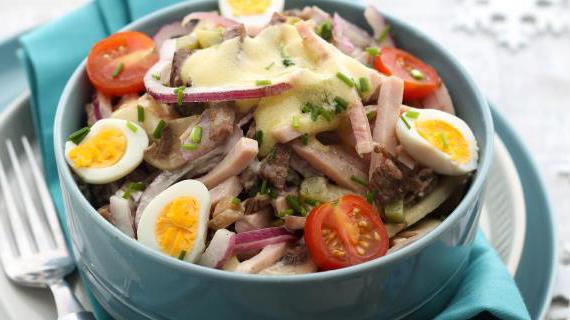 Пикантный мясной салат с перепелиными яйцами и грибами